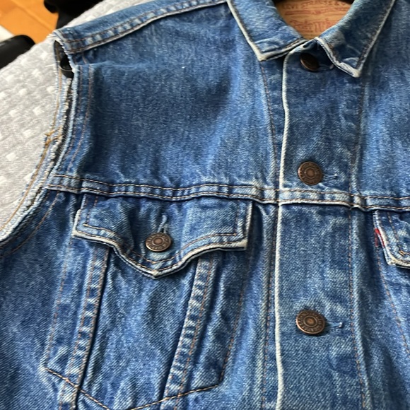UP CYCLED VINTAGE LEVI’S VEST WITH HARLEY DAVIDSON PATCHES - Picture 9 of 10